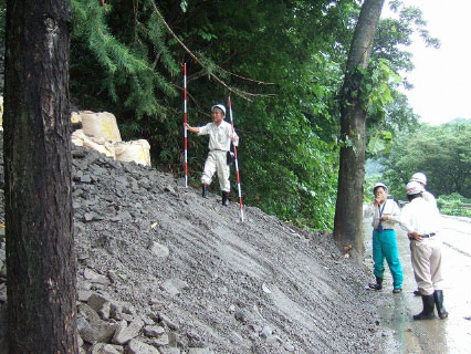 国道１１７号　ＪＲ飯山線沿い　大規模な地滑り